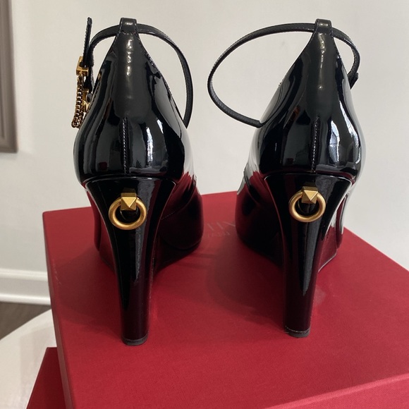 Valentino patent black wedge with ankle strap. - Picture 4 of 12